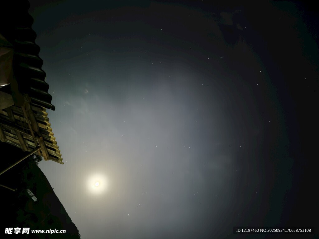 夜空中明亮的月光景象