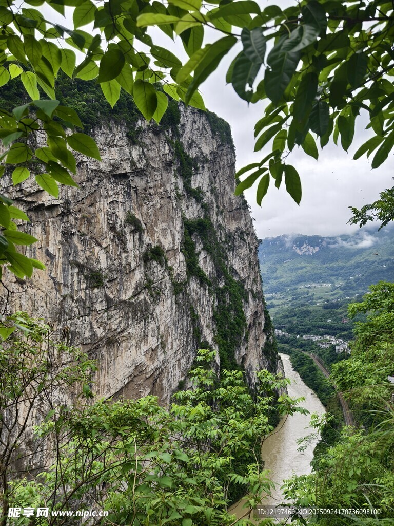 山間峭壁下的蜿蜒河流