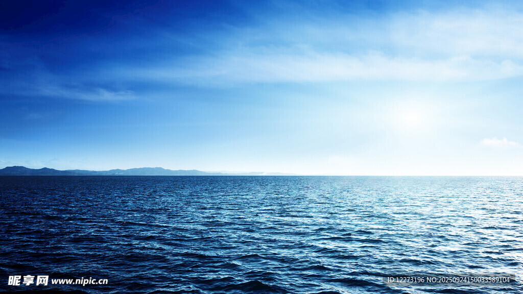 廣闊海面與晴朗藍天