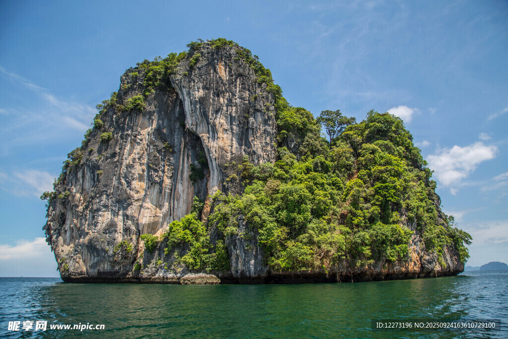 海上孤峰綠植覆蓋的美景