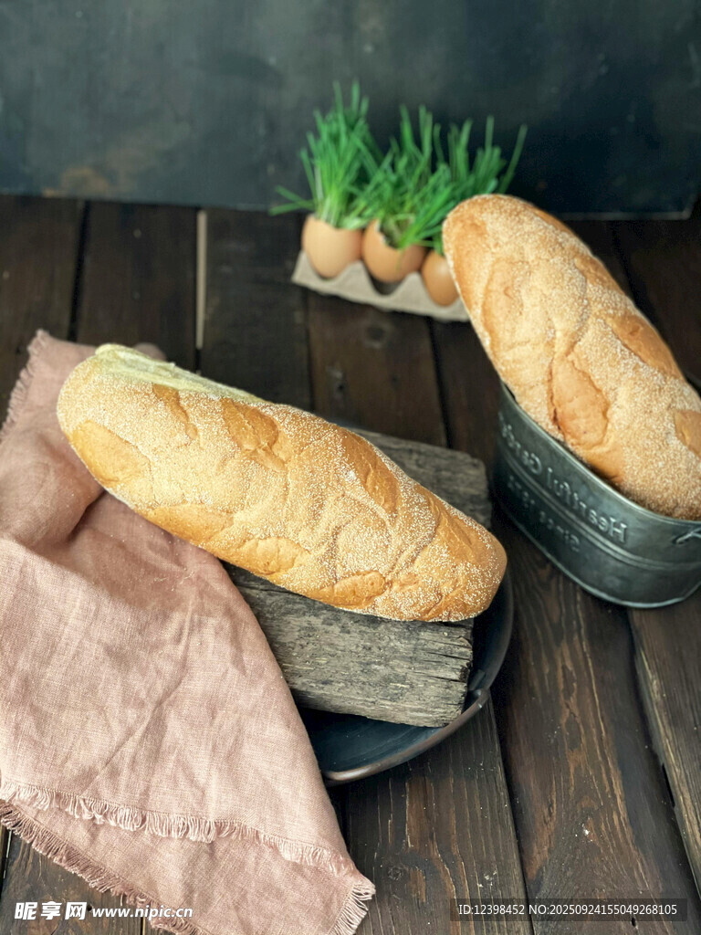 木桌上的美味新鮮法棍面包