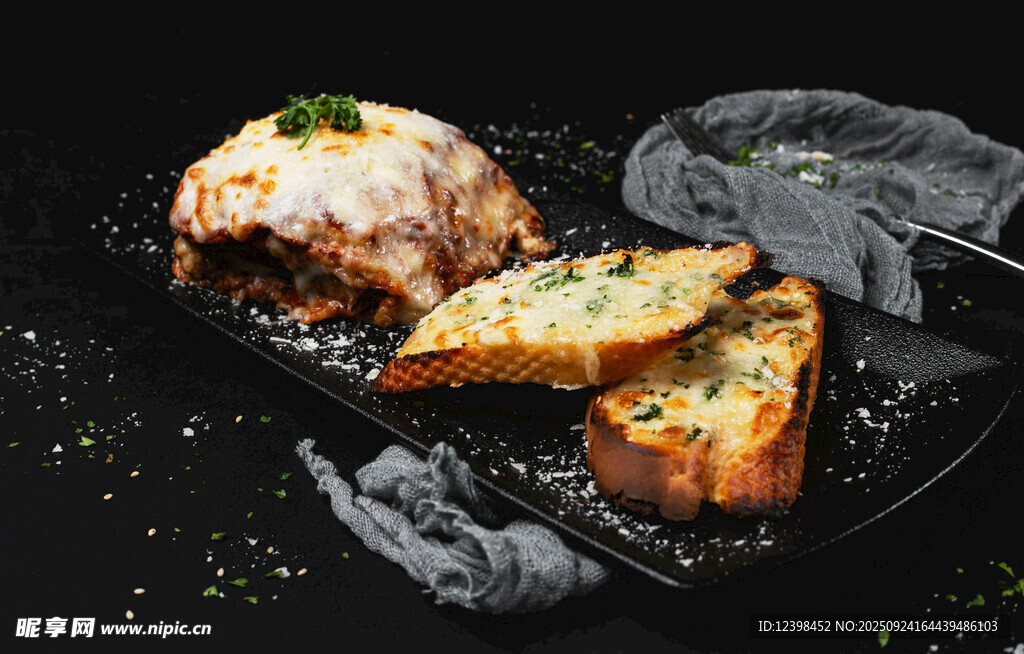 香煎烤肉配香脆面包
