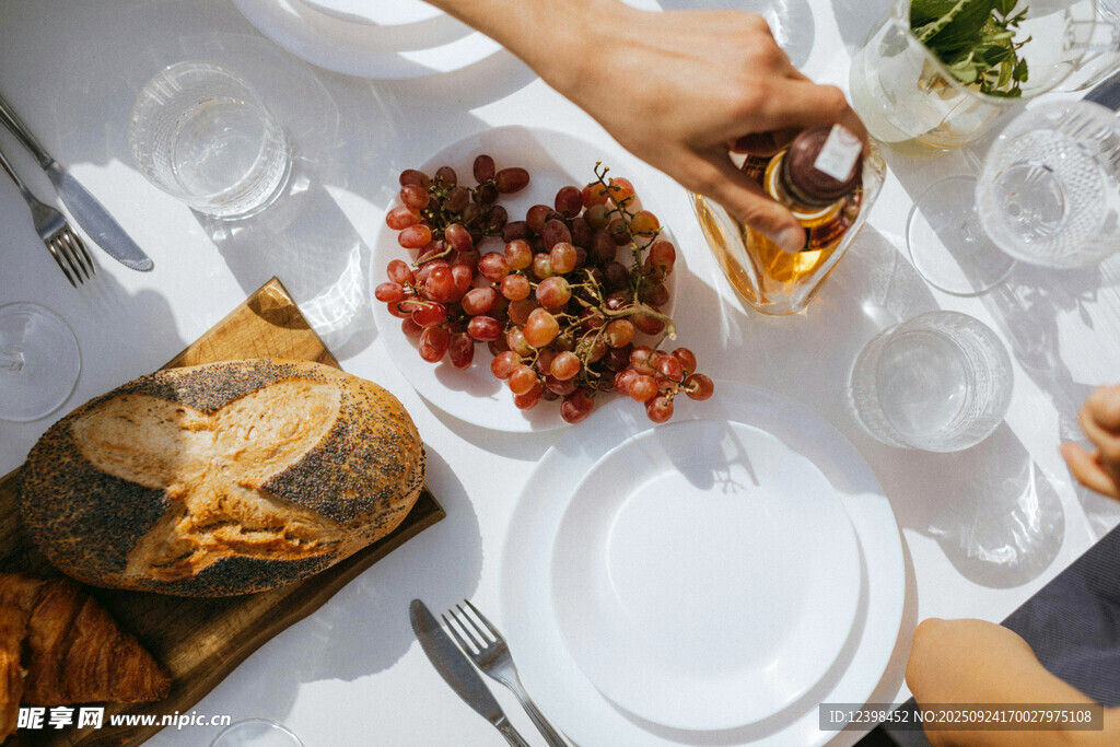 精致餐桌美食與愜意時(shí)光