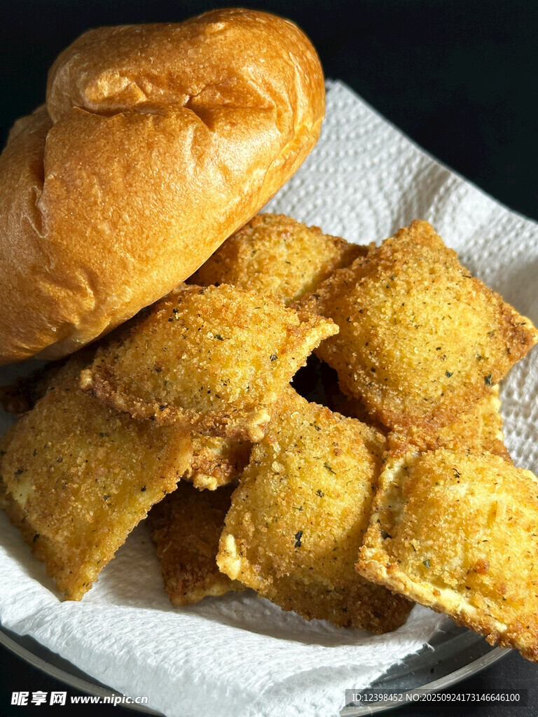面包與金黃糕點(diǎn)組合