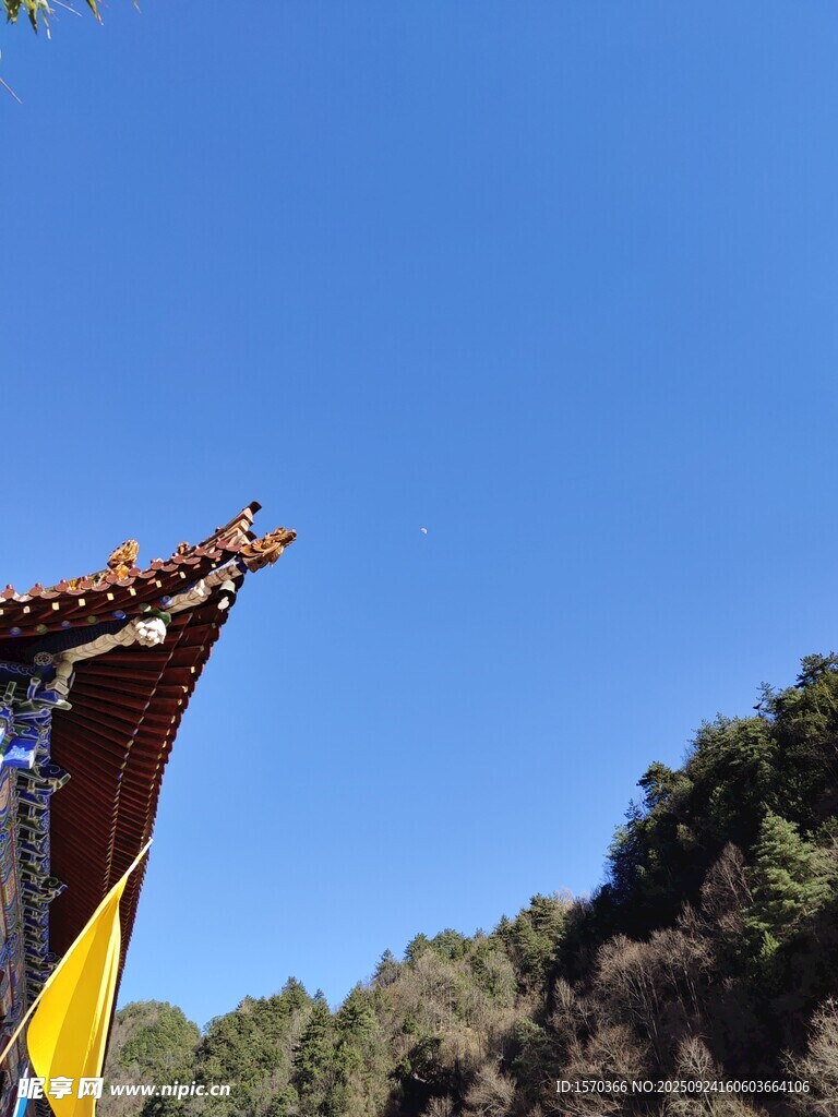 古建屋檐與藍(lán)天青山