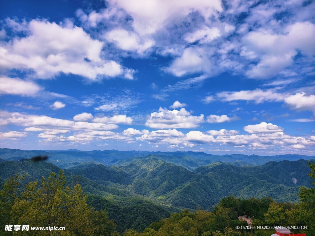 壯麗山巒與藍天白云美景