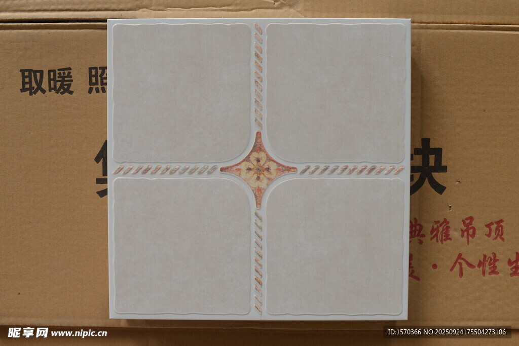 白色瓷磚展示 中心有花紋