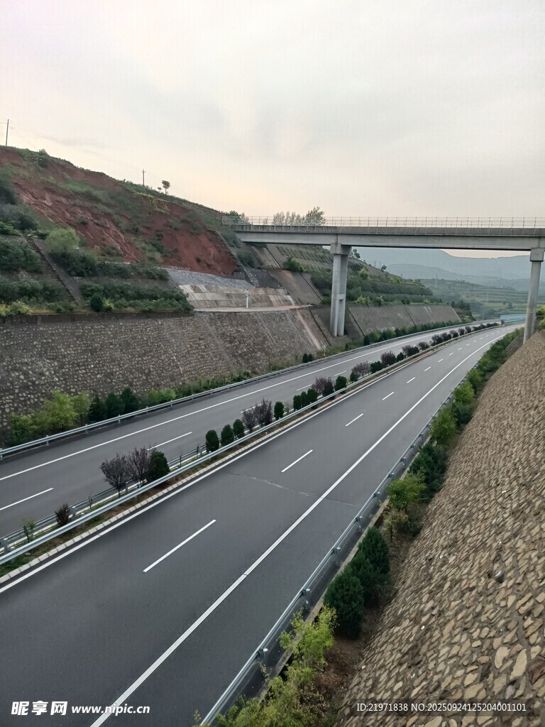 寬闊公路與遠(yuǎn)處高架橋