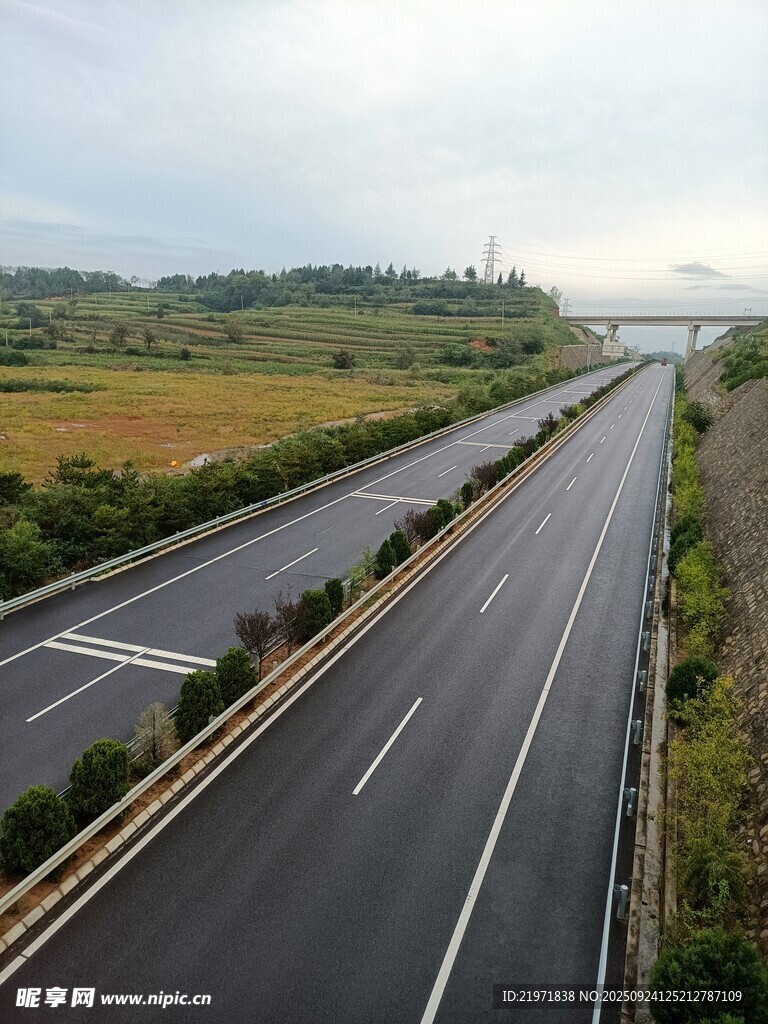 寬闊公路穿田園而過