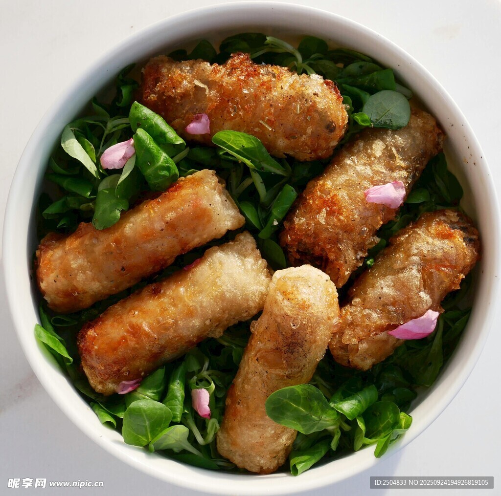 碗中美味香腸配綠色蔬菜