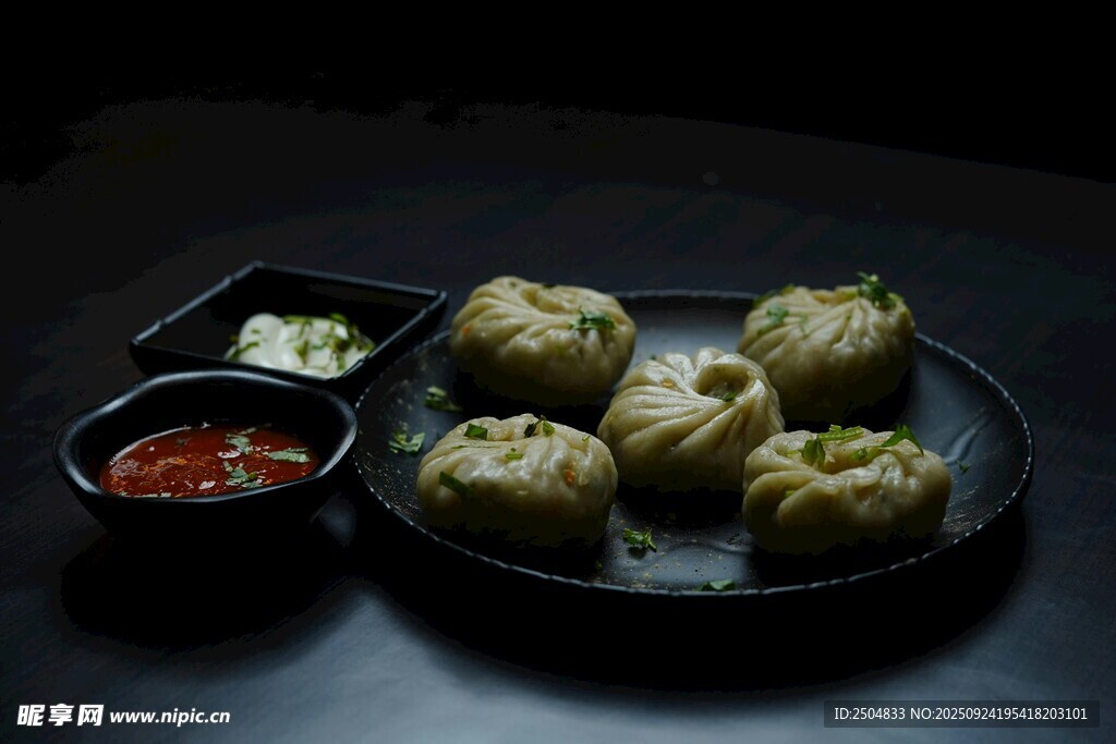 美味蒸餃配特色蘸料