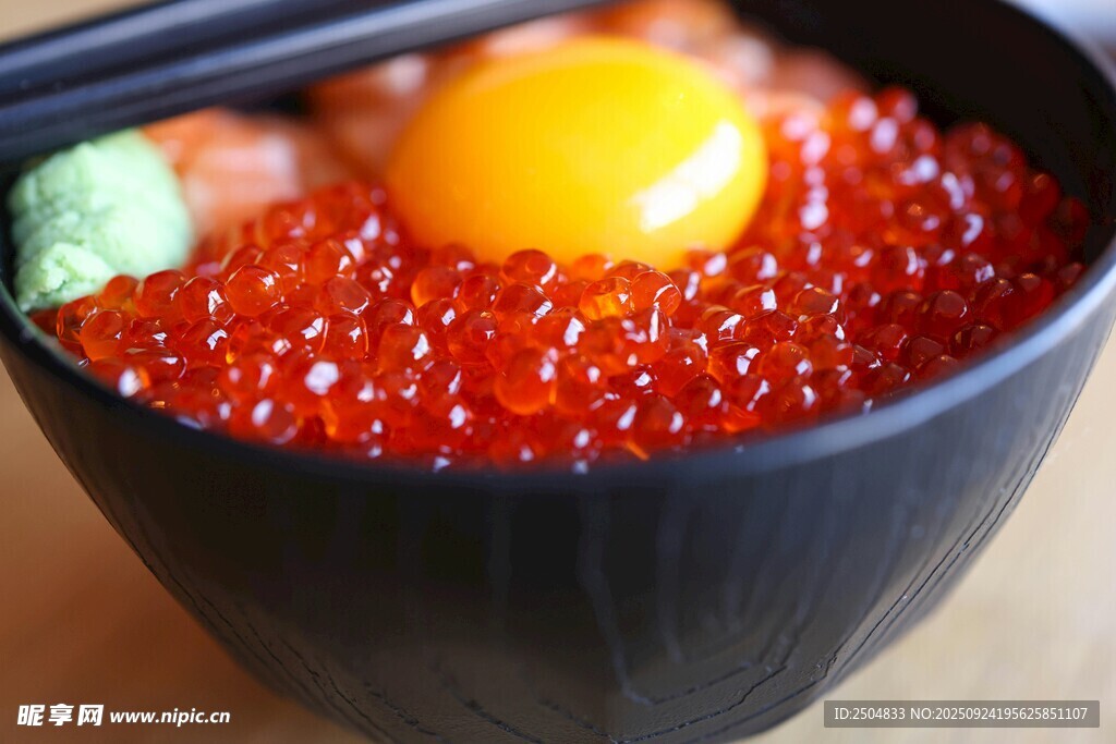 紅魚子醬配蛋黃精致美食