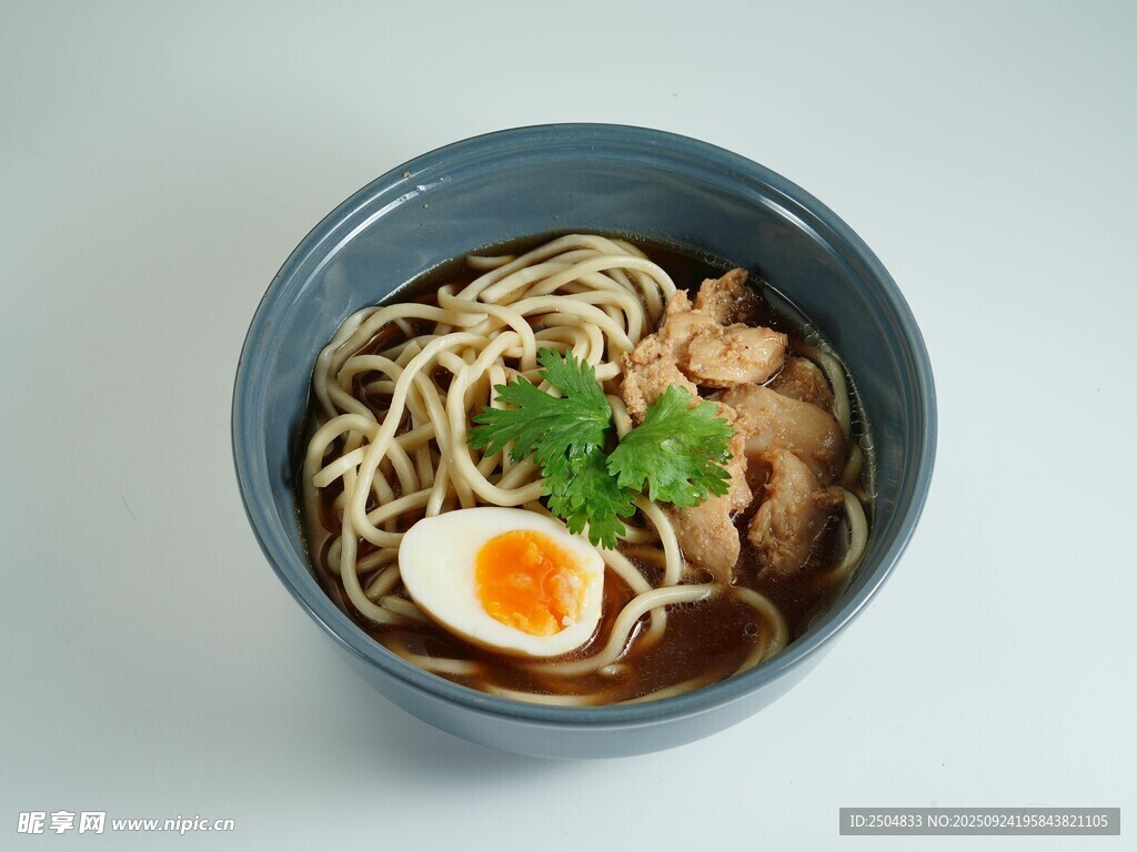 日式 面配鹵蛋與肉片