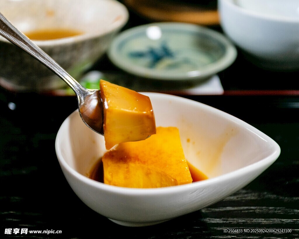 小勺舀起的美味南瓜塊