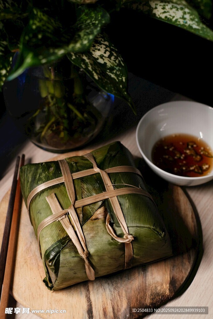 傳統(tǒng)美味粽子與蘸料
