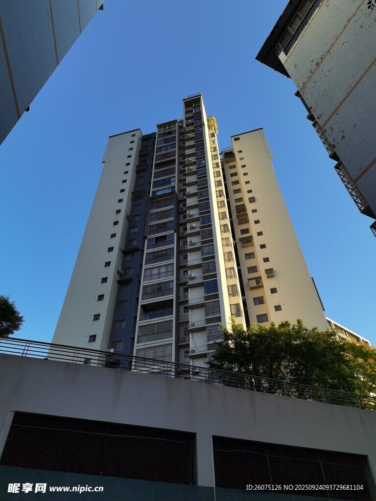 城市中高聳的現(xiàn)代化住宅樓