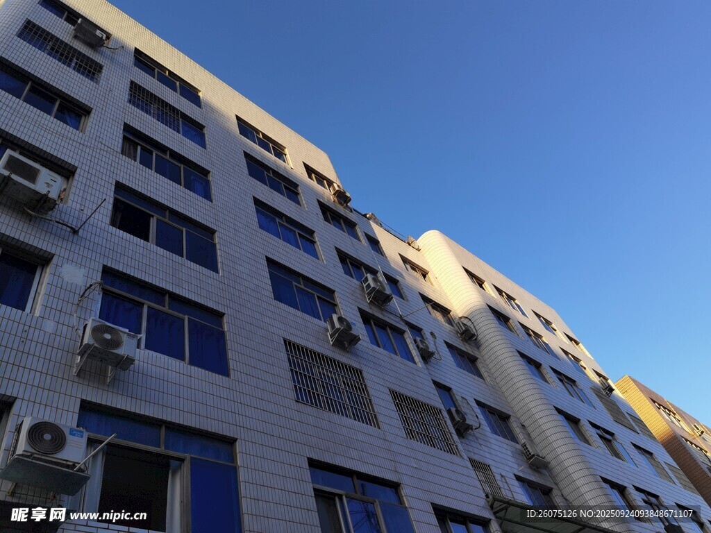 現(xiàn)代多層建筑外觀