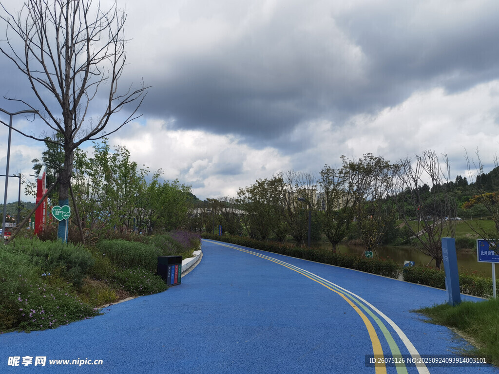 藍(lán)色蜿蜒公路自然景致