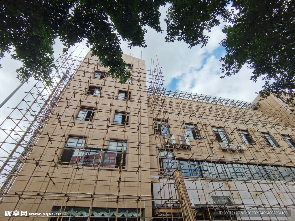 現(xiàn)代風(fēng)格多層建筑外觀