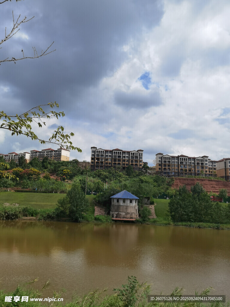 湖畔藍(lán)屋與遠(yuǎn)處建筑風(fēng)景