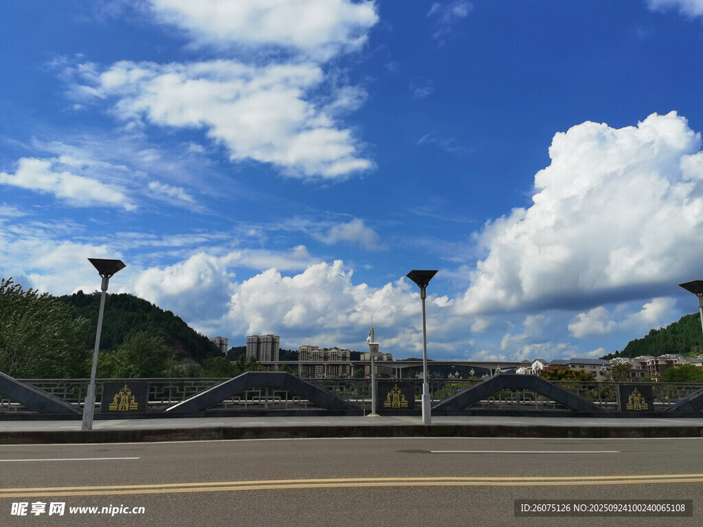 藍天白云下的城市道路景觀