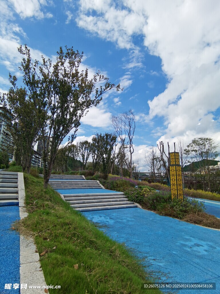 戶外藍(lán)色景觀步道風(fēng)景