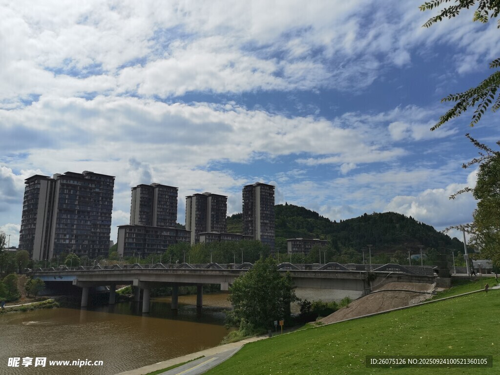 河畔高樓與藍天白云景觀