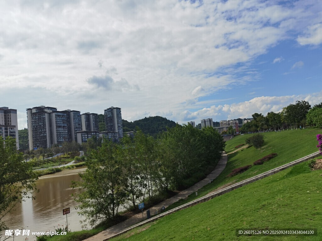 河畔城市風(fēng)光與綠地美景