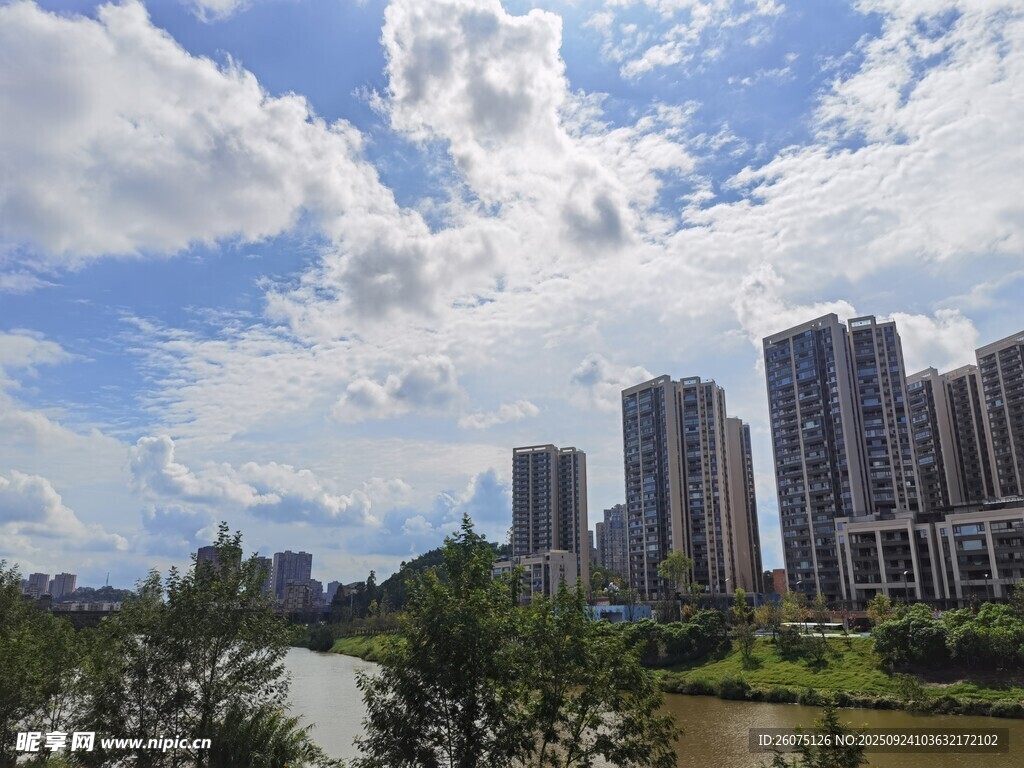 城市河畔高樓與藍(lán)天白云