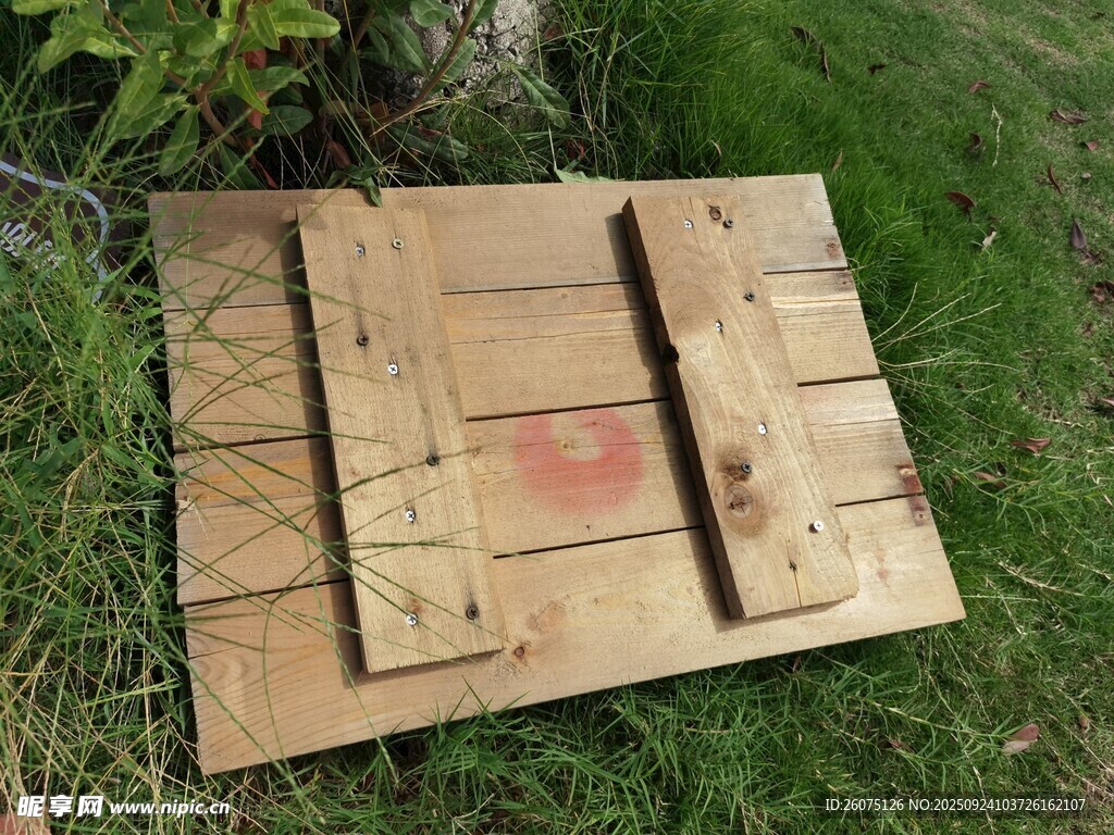 木質(zhì)托盤置于草地