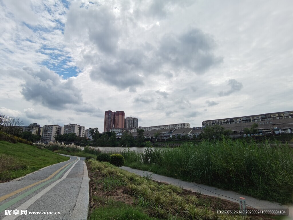城郊道路風(fēng)景