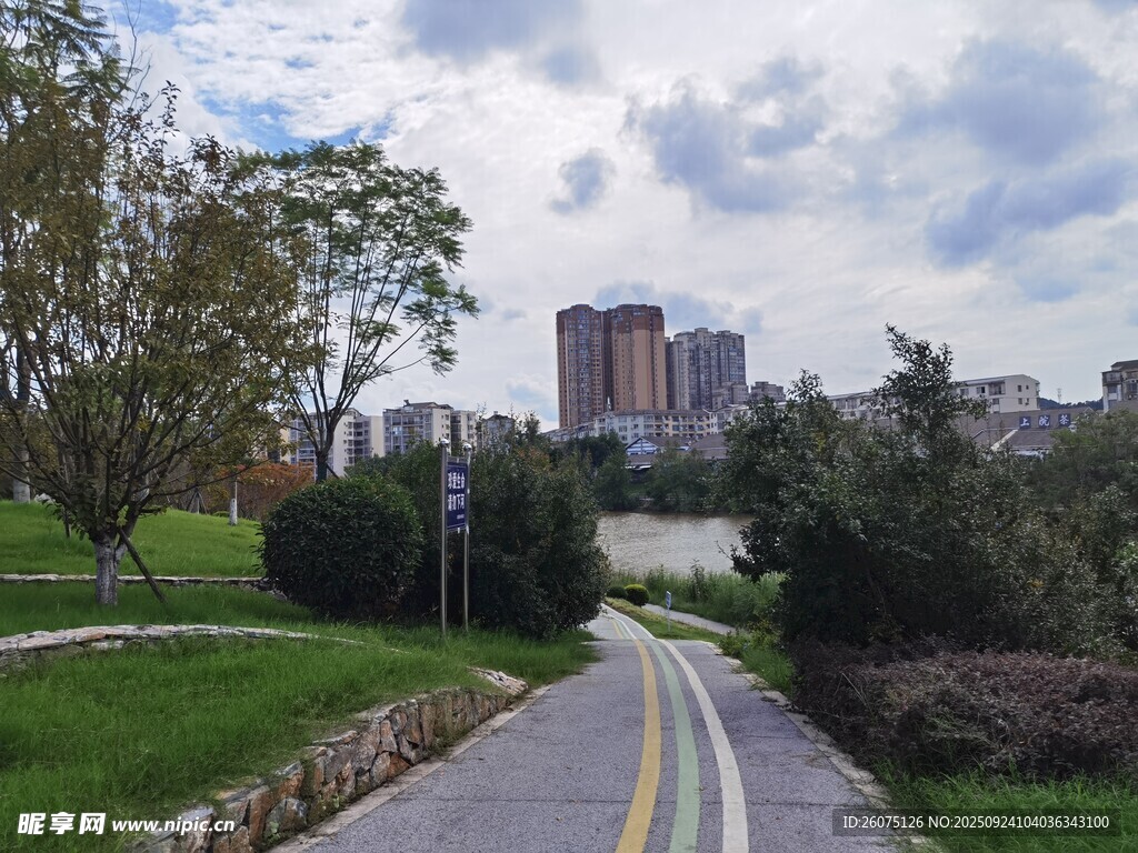 城郊小路旁的城市遠(yuǎn)景