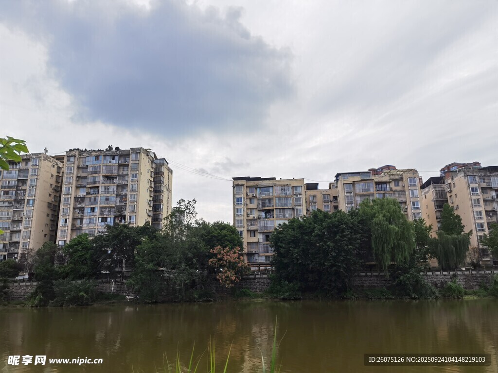 河畔林立的居民住宅樓