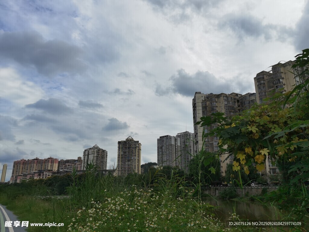城郊高樓與綠地風(fēng)景