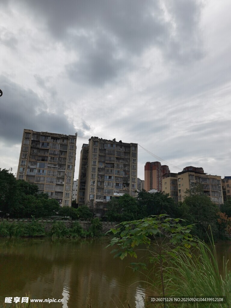湖畔高樓與陰沉天空景色