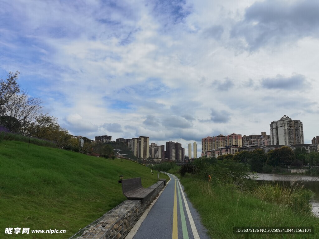 城市中的綠色騎行步道