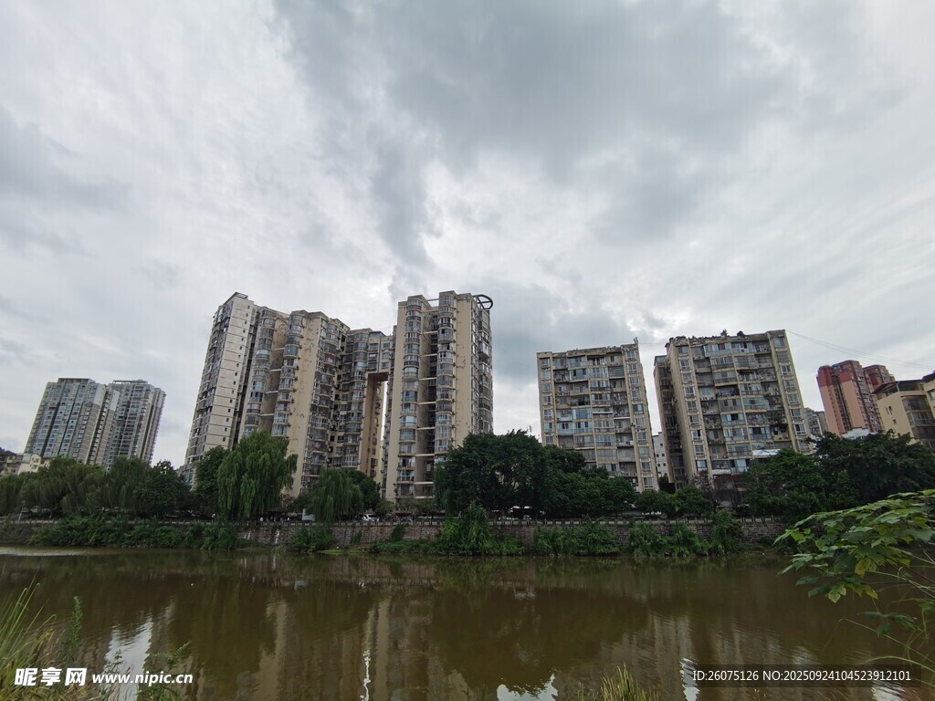 湖畔高樓林立的城市景致