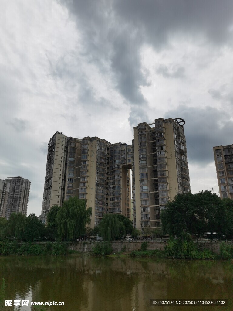 湖畔高樓與陰沉天空
