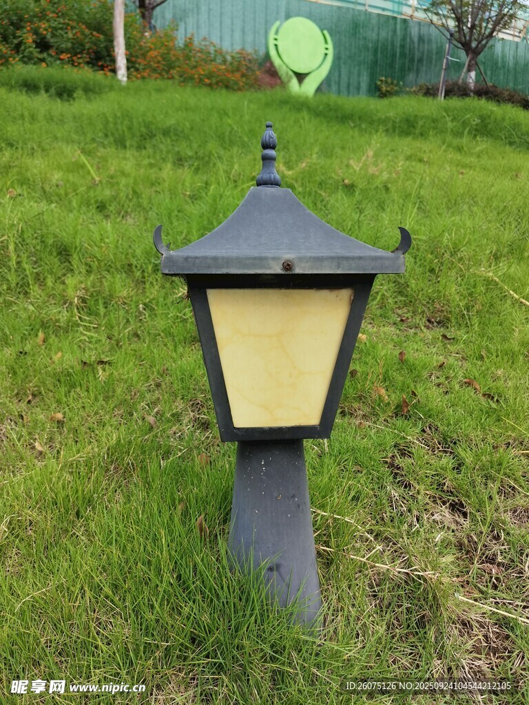 戶外草地中的精致庭院燈