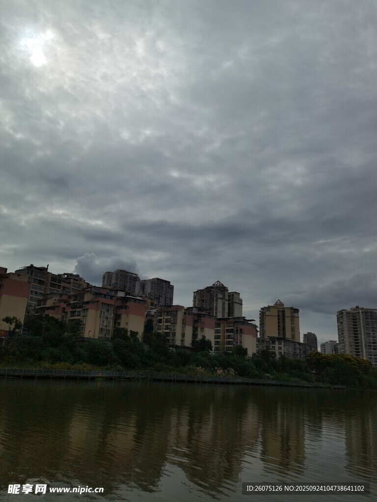 陰云下的城市河畔景觀