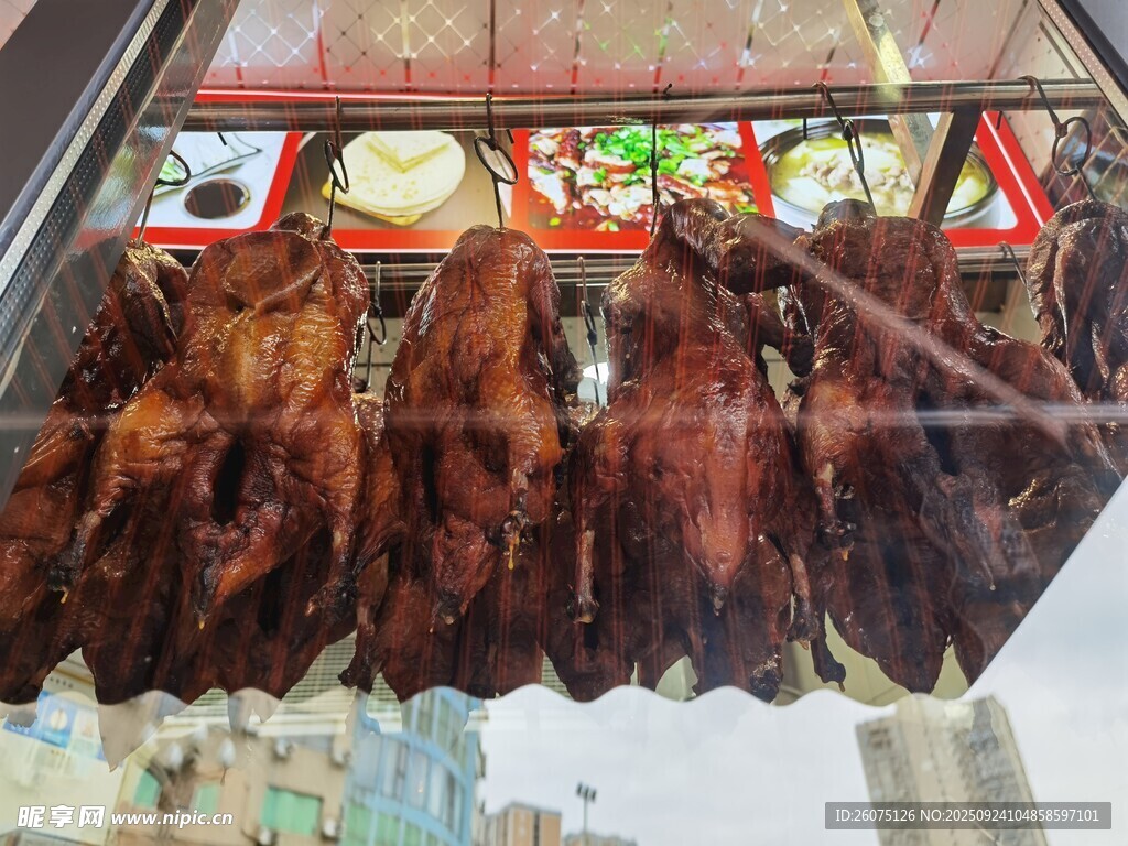 懸掛的美味烤鴨