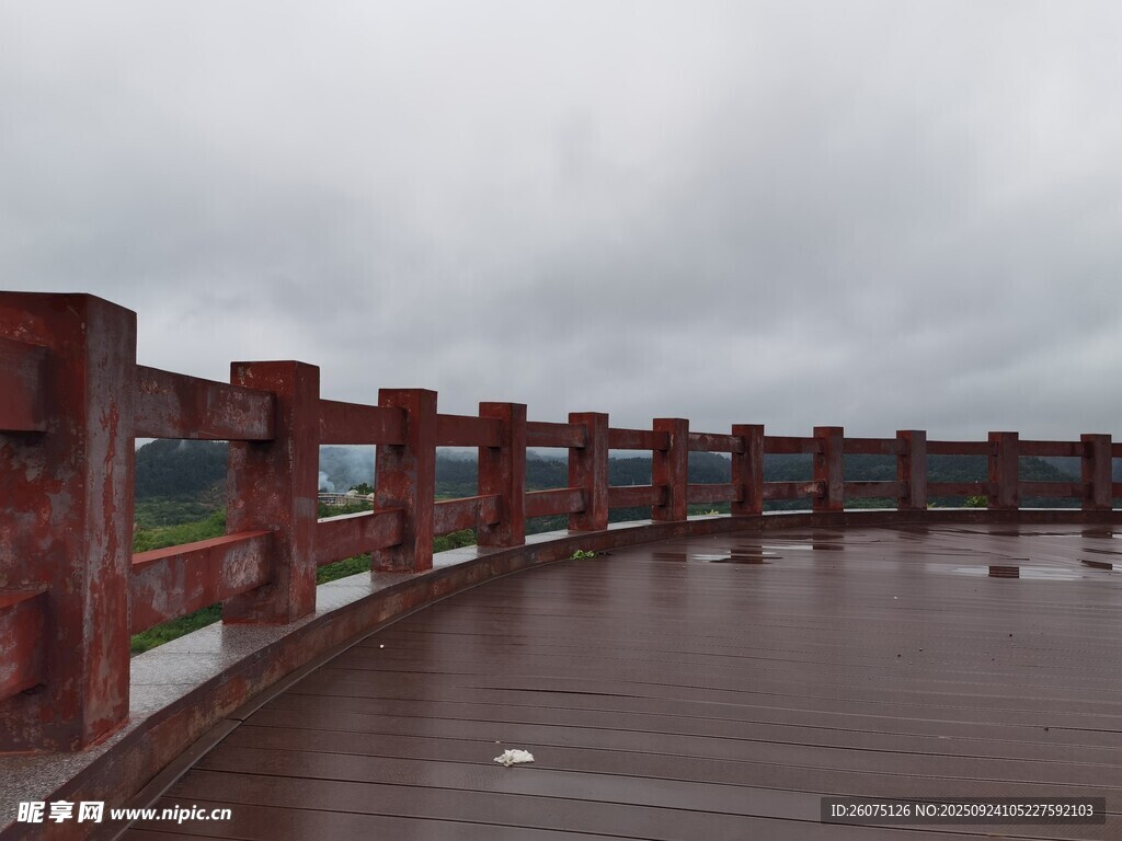 雨中木質(zhì)觀景棧道