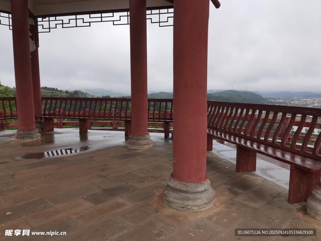 湖邊古亭風景