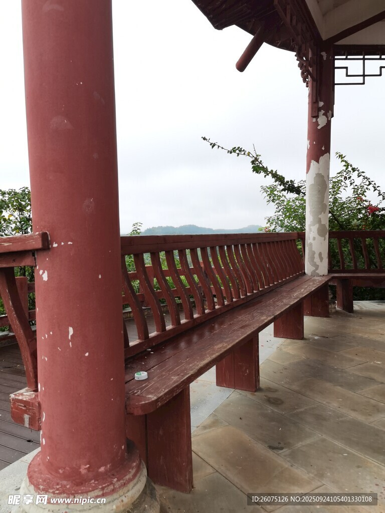 古亭長椅靜謐休憩之所