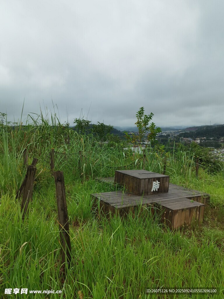 野外草地上的簡(jiǎn)易石桌石凳