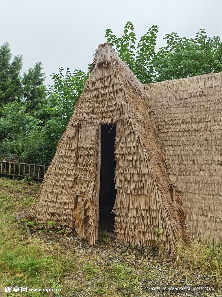 古老茅草屋鄉(xiāng)村質樸風貌