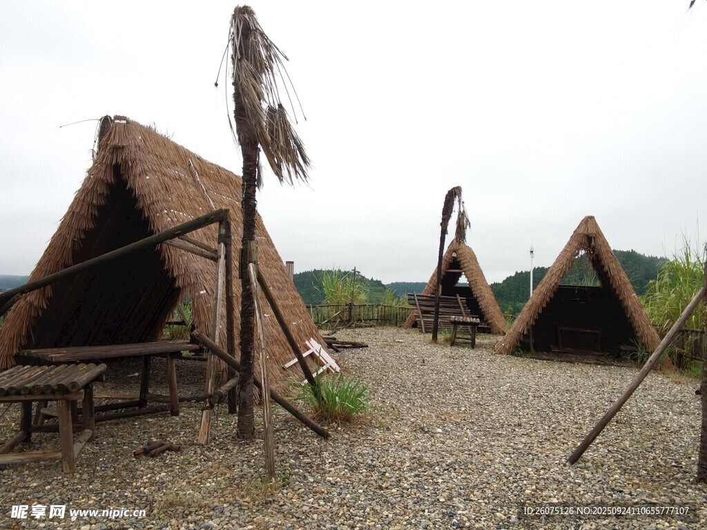 原始風(fēng)格草屋戶外場景