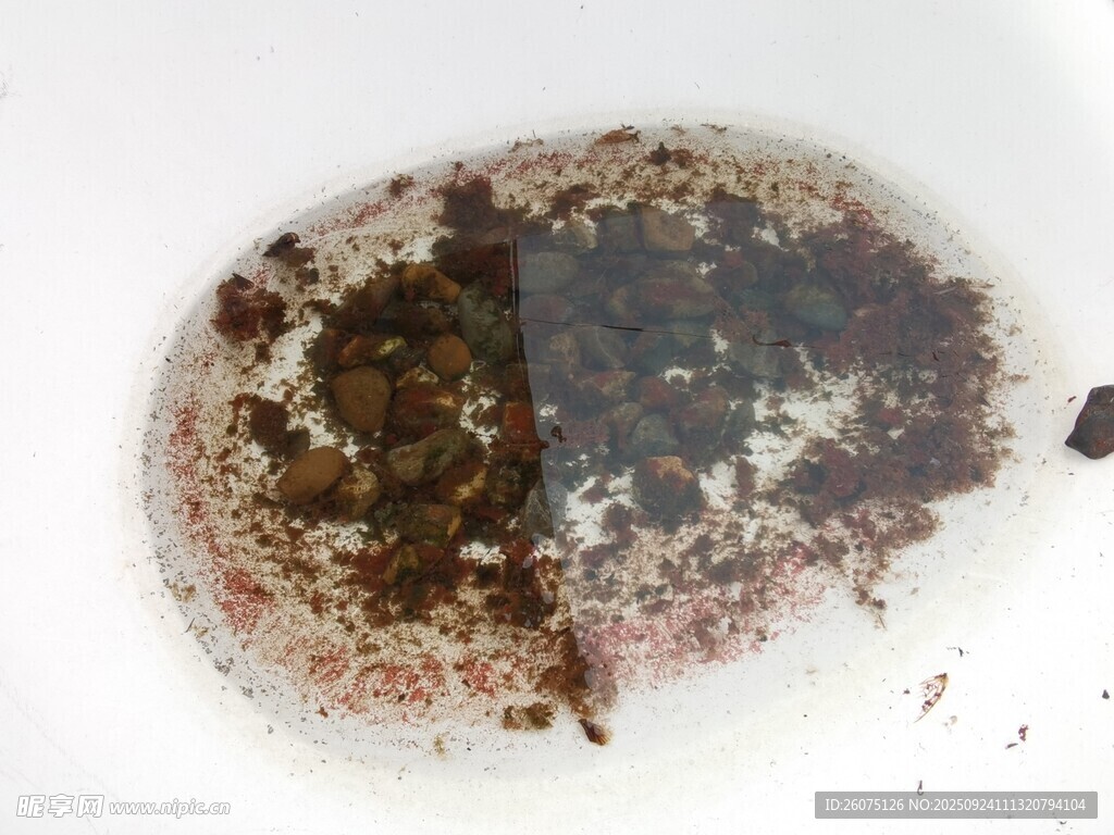戶外堆滿沙石與積水的白色座椅
