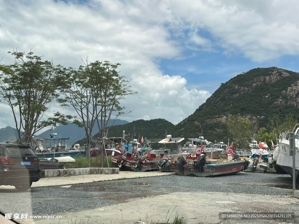 海邊碼頭船只與遠山風景