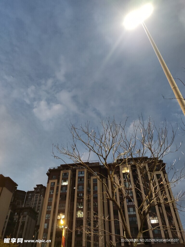 夜幕下高樓與明亮路燈